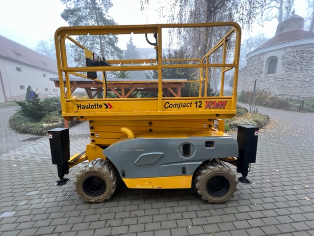 Nůžková dieselová plošina Compact 12 DX